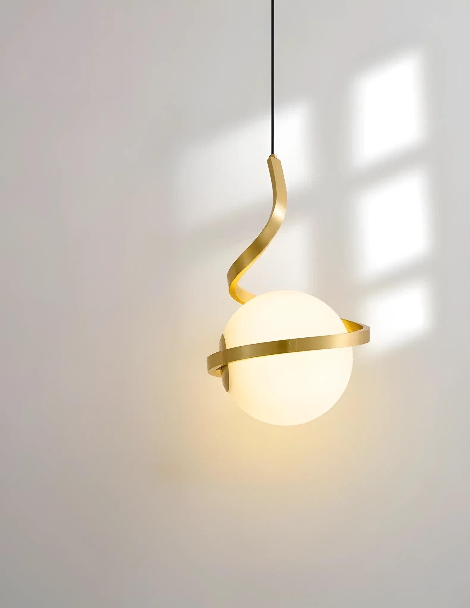 LAMPA WISZĄCA SZKLANA KULA SPIRALA APP1733-1CP ZŁOTA 2